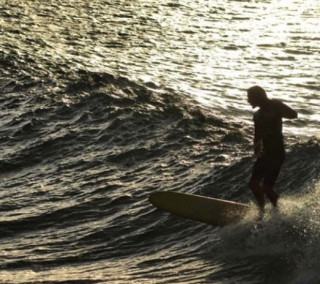 surfeando en un atardecer en girona